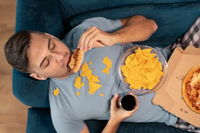 1719479073672-person-with-eating-disorder-trying-eat-fast-food