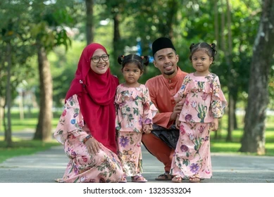 testimony-https://cdn.scalev.id/Image/mYVcmD1co9p_y_O2hQNSHNd2PzvMiQ424Bbf7MQNJog/1722908320497-happy-muslim-family-out_AnZN4IR.webp