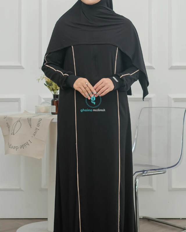1753953429312-Nayara_Hitam-Beige1.webp