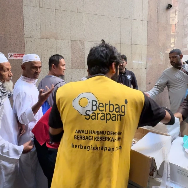 1763030906620-berbagi makanan untuk yang membutuhkan.webp