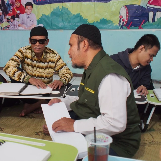 1763031355967-belajar al-quran braille tunanetra berbagi sarapan.webp