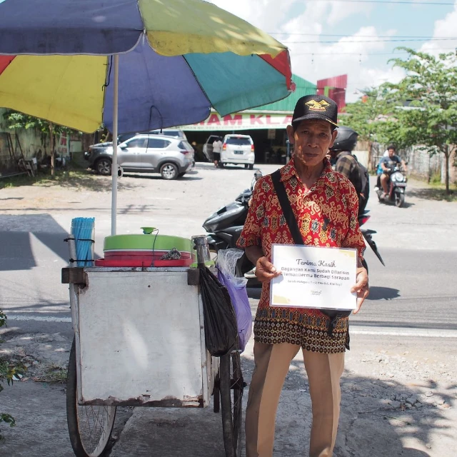 1763031631337-larisin pedagang kecil pejuang nafkah.webp