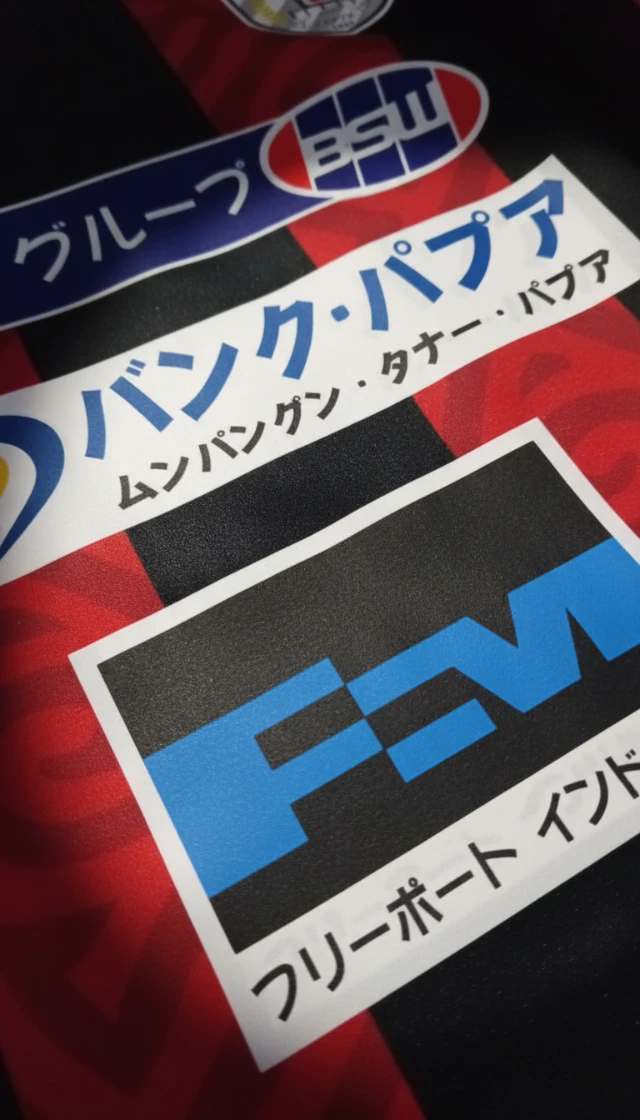 1765085198767-Jersey_Persipura_(Detail_Sisi_Depan_Sponsor_Jepang)_-_Zoom___Sponsor_Detail_Showcase_(Tinggi).webp
