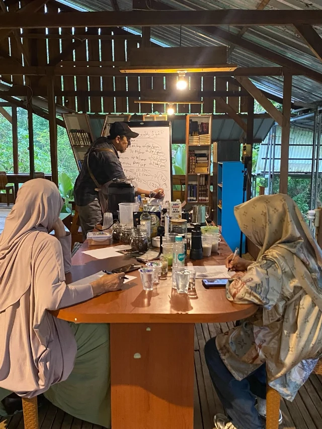 1765667510719-2 WANITA HEBAT❤️🌻MasyaAllah, hari ini kelas offline Sekolah Kopi Susu di Garut terasa lebih han (1).webp
