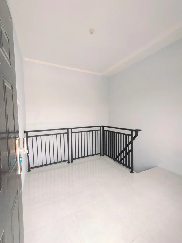 1767443579423-ruang kamar atas lt1 manyar
