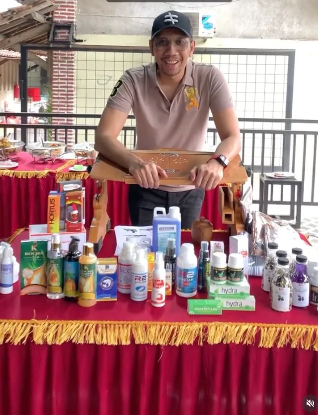 Pak Arli dengan Produk Alumni