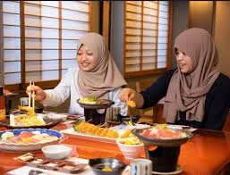 1770192658788-Orang makan sushi