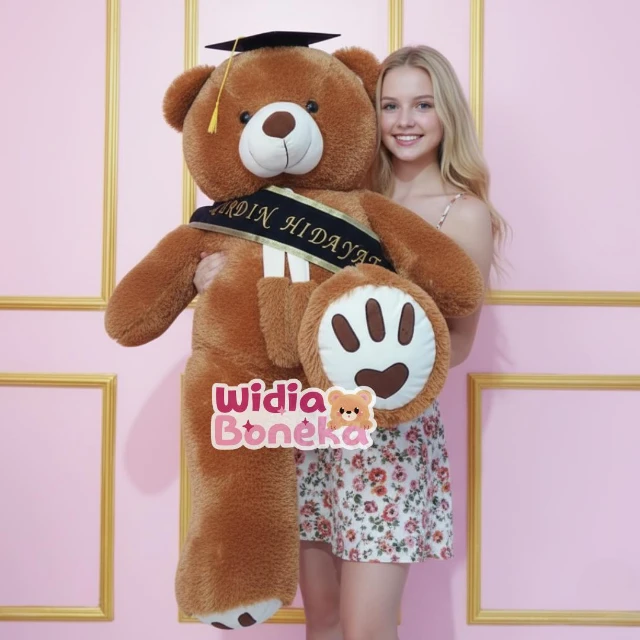 Boneka Wisuda Jumbo Teddy Bear Syal Telapak 120 cm Dengan Slempang Bordir SNI 