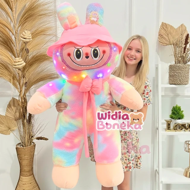 ( SUPER JUMBO PAKAI LED ) Boneka Labubu Super Jumbo 1,1 Meter LED Sudah Dilengkapi Topi Pita & Syal