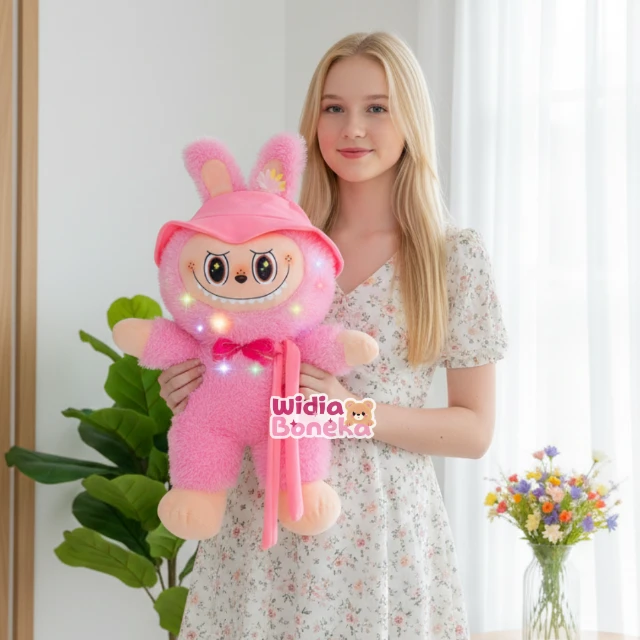 Boneka Labubu Monster Exciting Syal Topi Ukuran 45CM