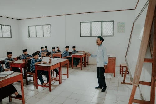 testimony-https://cdn.scalev.id/uploads/1779179382/pGggsTmgw0ZZlqzhdsdc4g/1779179382528-free-photo-of-suasana-kelas-di-indonesia-dengan-guru-dan-murid.webp